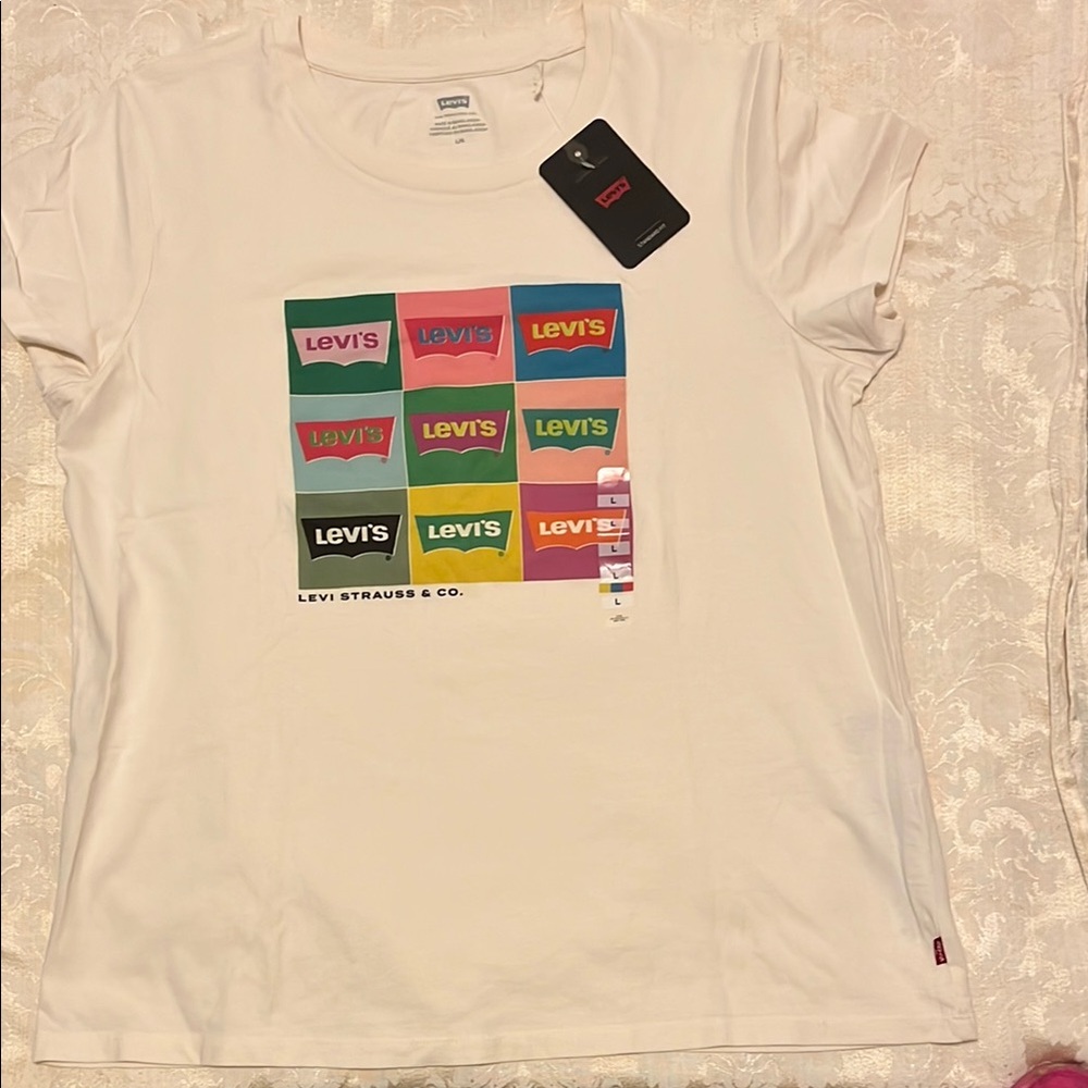 Brand New Levi's White Short Sleeve Tee.🆕